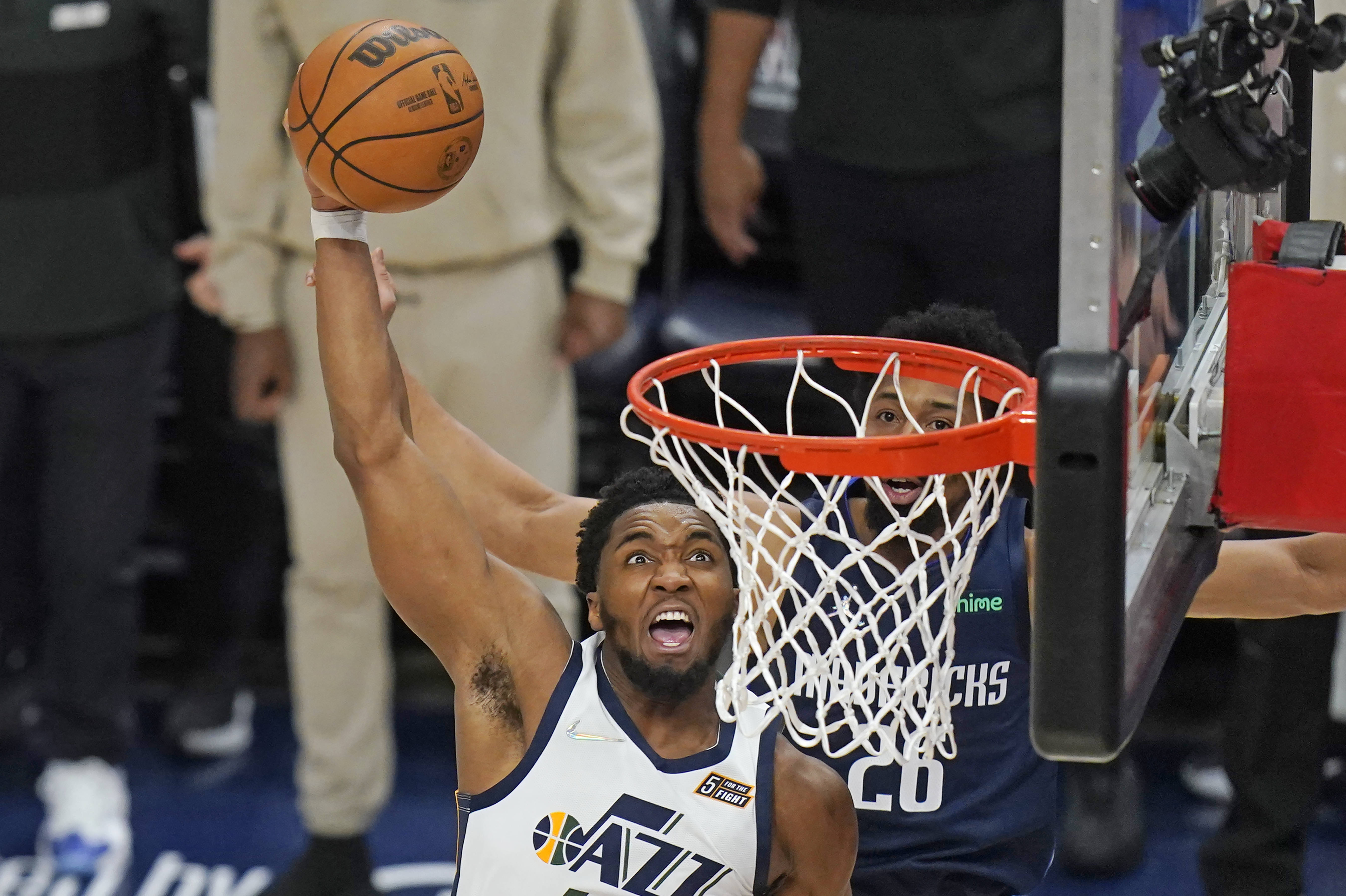 独行侠完胜山西队,米切尔带队取胜 独行侠完胜山西队,米切尔带队取胜